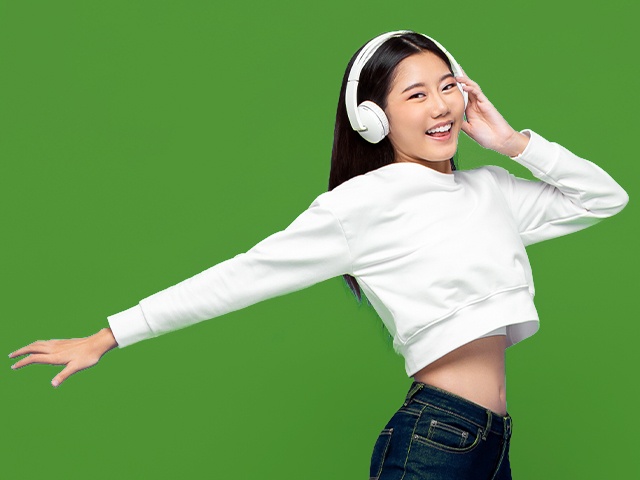 Lächelndes Mädchen asiatischer Herkunft, das tanzt